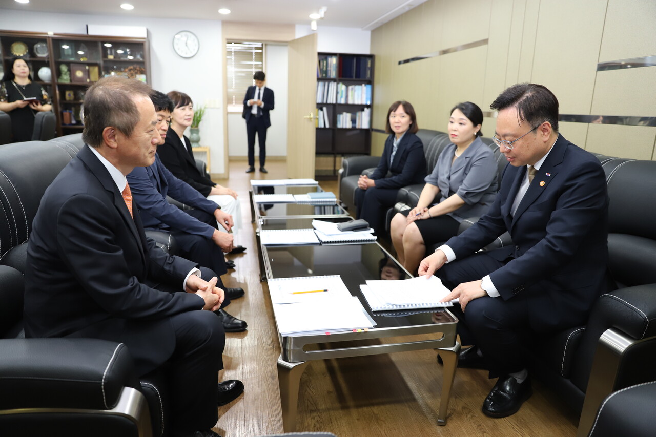 보건복지부 조규홍 장관이 제78회 구강보건의 날을 기념해 대한치과의사협회를 찾아 임플란트 건강보험 확대 방안 등 치과계 현안에 대해 논의했다(사진제공: 대한치과의사협회).