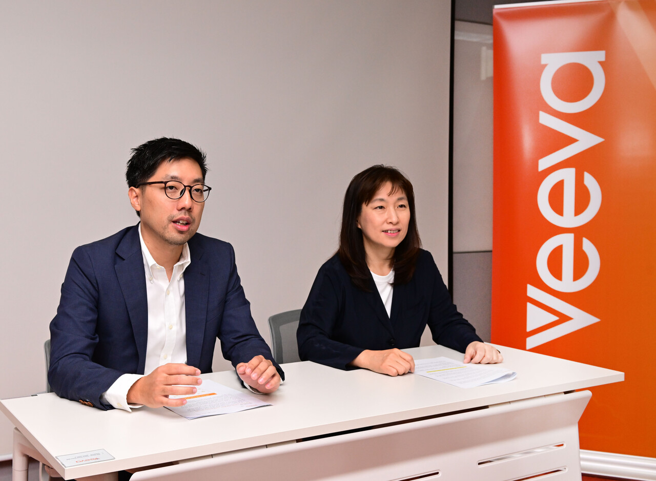 (왼쪽부터)비바시스템즈 아시아 D&A 트리스탄 탄 총괄, 한국 커머셜 사업 총괄 박지원 전무