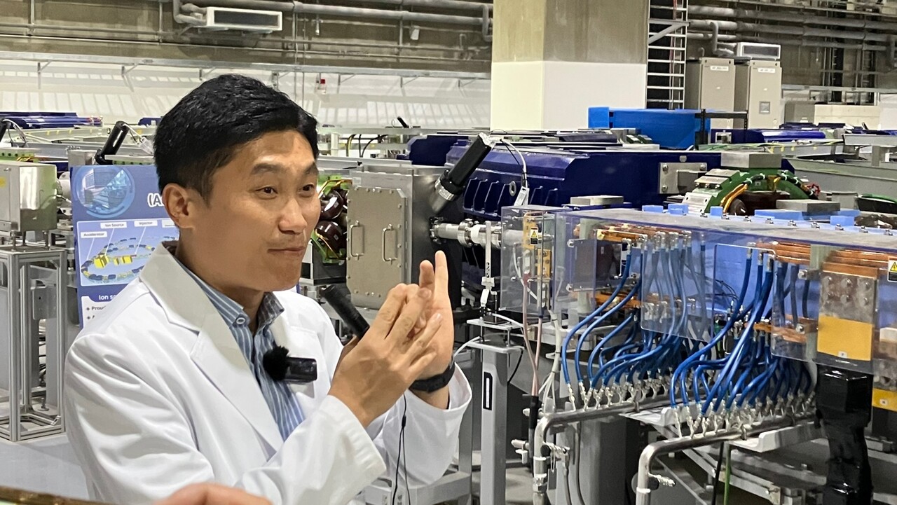 세브란스병원 방사선종양학과 홍채선 교수가 중입자치료센터 개소식에 앞서 중입자치료센터 입자가속기실에서 중입자치료기 구동 원리에 대해 설명했다(ⓒ청년의사).