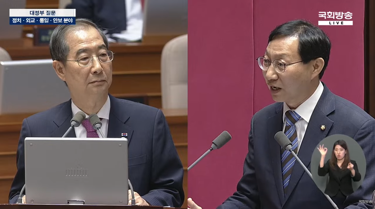 한덕수 총리(왼쪽)와 더불어민주당 김성주 의원(오른쪽)은 12일 국회 본회의에서 열린 정치·외교·통일·안보 분야 대정부 질문에서 간호법이 윤석열 대통령의 공약이었는지에 대해 설전했다(사진출처: 유튜브 국회방송)