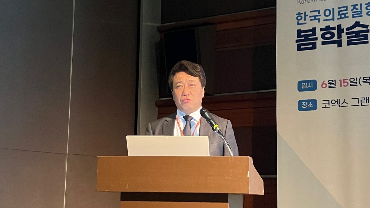 한국의료질향상학회 이왕준 회장은 15일 열린 '2023년도 봄 학술대회 기자간담회'에서 의료기관의 의료 질 향상 활동이 ‘열정 페이’로 인식되는 현실에 대해 지적했다(ⓒ청년의사).