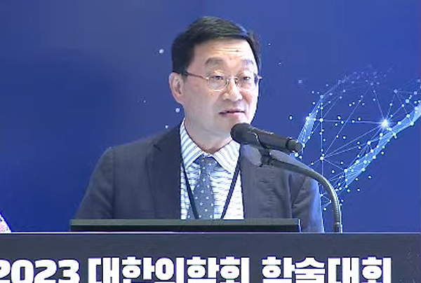 대한내과학회 김대중 수련이사인는 16일 더케이호텔서울에서 열린 대한의학회 학술대회 ‘전공의 지원 현황과 대책’ 세션에서 내과가 3년제로 수련기간을 단축한 결정이 잘못됐다고 지적했다(ⓒ청년의사).