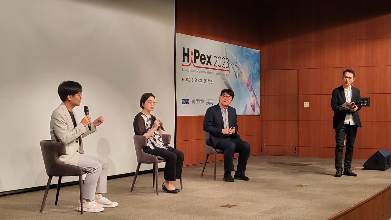 (왼쪽부터) 박진영 소장, 이미연 센터장, 차원철 센터장이 발표가 끝난 후 청중 질의를 받고 있다(ⓒ청년의사).