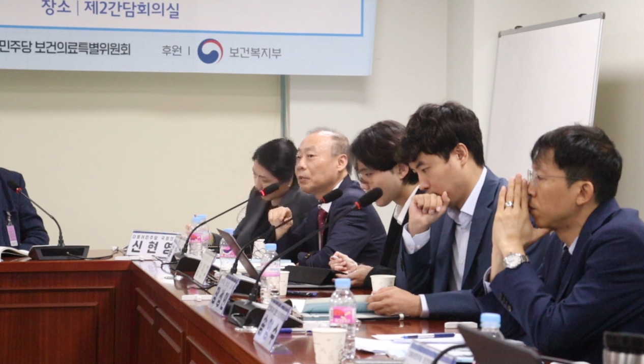 서울의대 홍윤철 교수는 의사 총원 확대가 아닌 필수의료분야 의사 인력 증원에 집중한 정책 논의가 이뤄져야 한다고 했다(이미지출처: 유튜브 '신현영TV' 캡처).