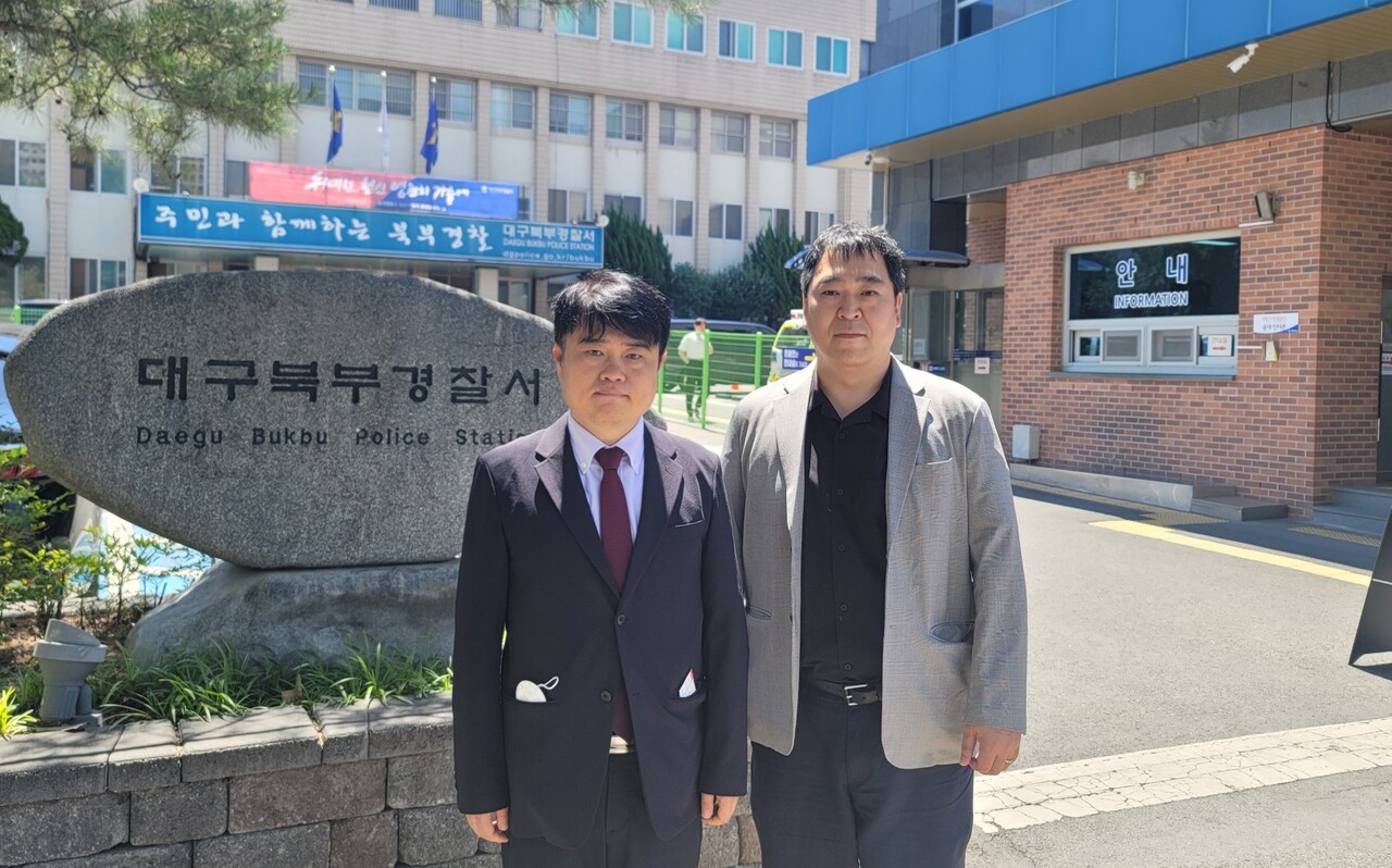 대한응급의학의사회 이형민 회장과 대한소아청소년과의사회 임현택 회장은 23일 오전 응급의학과 전공의들이 피의자 신분으로 경찰 조사를 받고 있는 것에 항의하기 위해 대구북부경찰서를 방문했다(사진제공: 대한응급의학의사회).