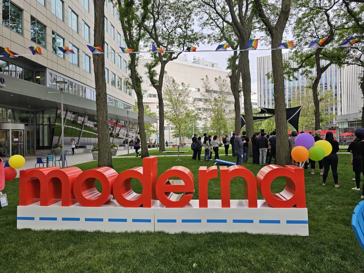 모더나 방문 당시 프라이드 위크(성소수자 주간)를 맞아 회사 한편에서 파티가 열리고 있었다. 