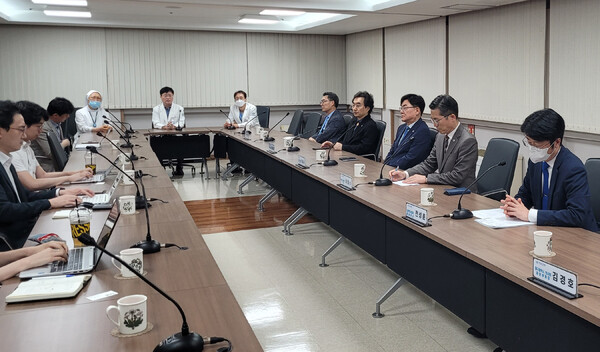 대한의사협회는 지난 29일 대구파티마병원에서 기자간담회를 갖고 피의자 조사를 받은 응급의학과 전공의를 지원하겠다고 밝혔다. 기자간담회에는 대구파티마병원 김선미병원장, 김건우 의무원장, 김영진 의무부장, 곽승훈 대외협력실장도 참석했다(사진제공: 의협).