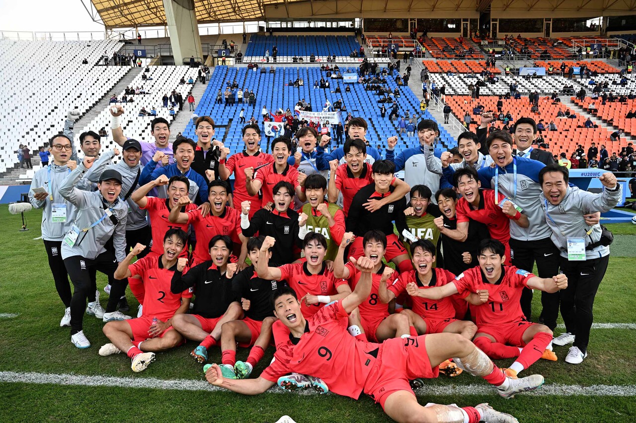 프랑스와 예선전 승리 후 선수단과 스텝들이 함께 찍은 사진(제공: 대한축구협회).