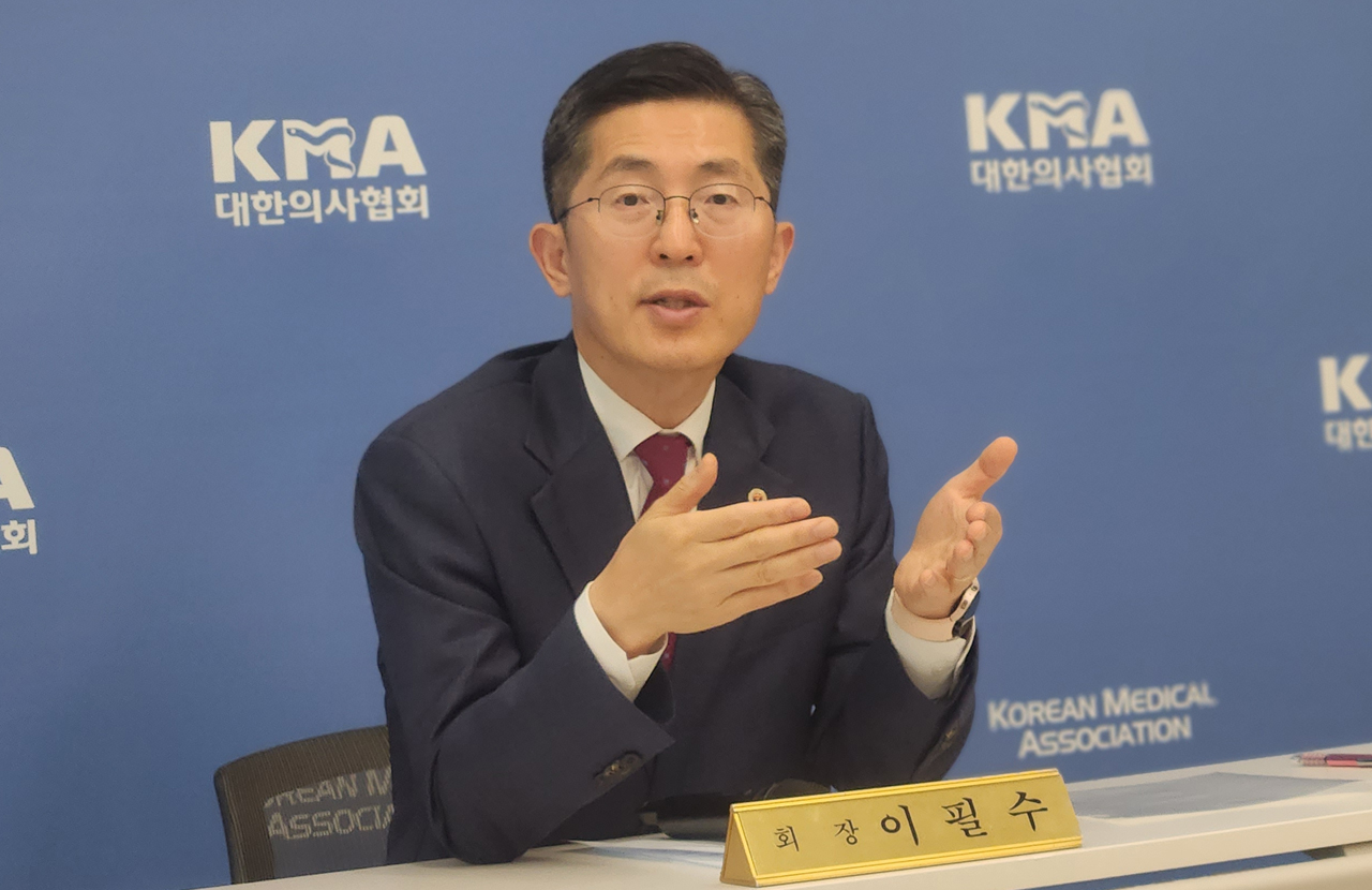 대한의사협회 이필수 회장은 지난 5일 용산구 회관에서 출입기자단과 간담회를 갖고 대리수술 근절 방안에 대해 이야기했다(