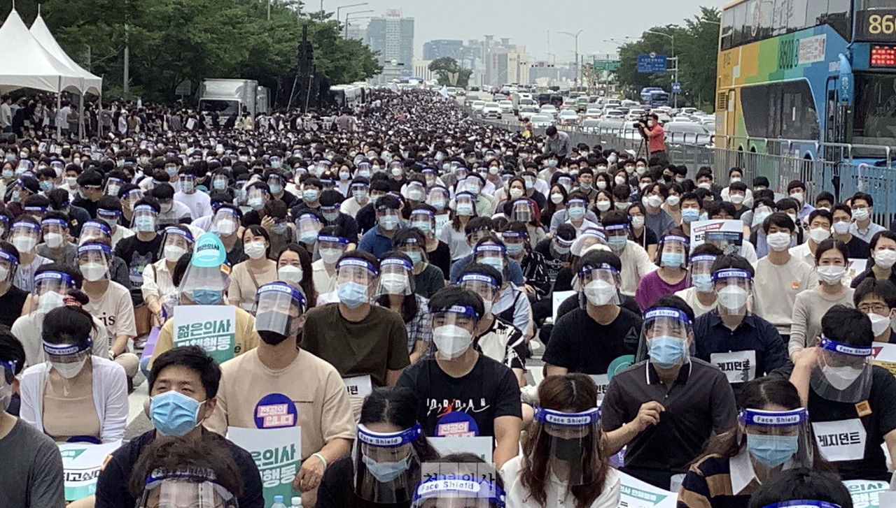 대한전공의협의회는 14일 전국보건의료산업노동조합 산별총파업으로 업무 부담이 한계에 이르렀다면서 병원 근무 환경 개선을 요구하며 단체행동을 시사했다.