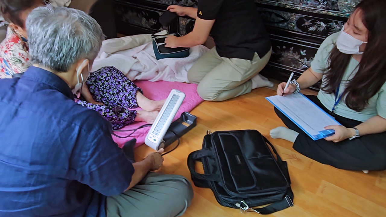 경기도 시흥시 신천연합병원과 목감종합사회복지관 매화복지센터 방문진료팀은 한 달에 한 번 방문의료 서비스가 필요한 환자를 직접 찾아간다(ⓒ청년의사).