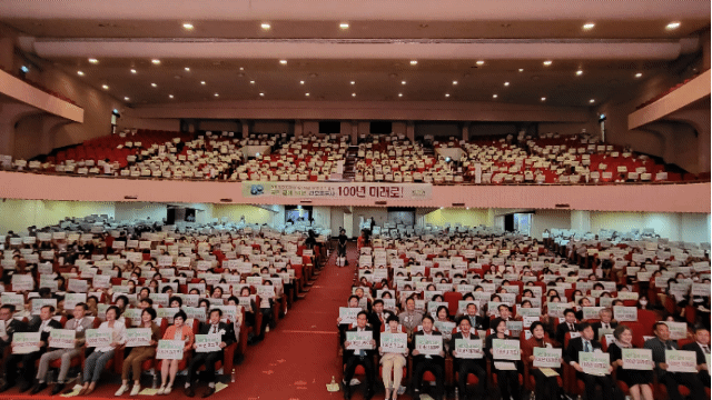 이날 기념식에 참석한 간호조무사과 여야 의원, 보건의료단체장들은 '국민 곁에 50년, 100년 미래로', '간호조무사 학력 제한 폐지'라고 적힌 카드를 번갈아 드는 퍼포먼스를 진행하기도 했다(ⓒ청년의사).