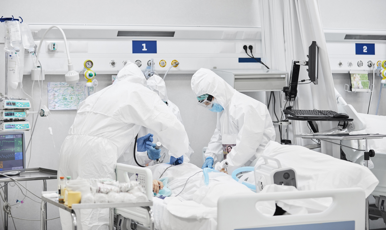 코로나19 거점전담병원 운영이 오는 12월 31일 종료된다. 이에 현장에서는 코로나19 환자 입원 병상을 찾기 어려워지고 있다고 우려한다(사진 출처: 게티이미지).