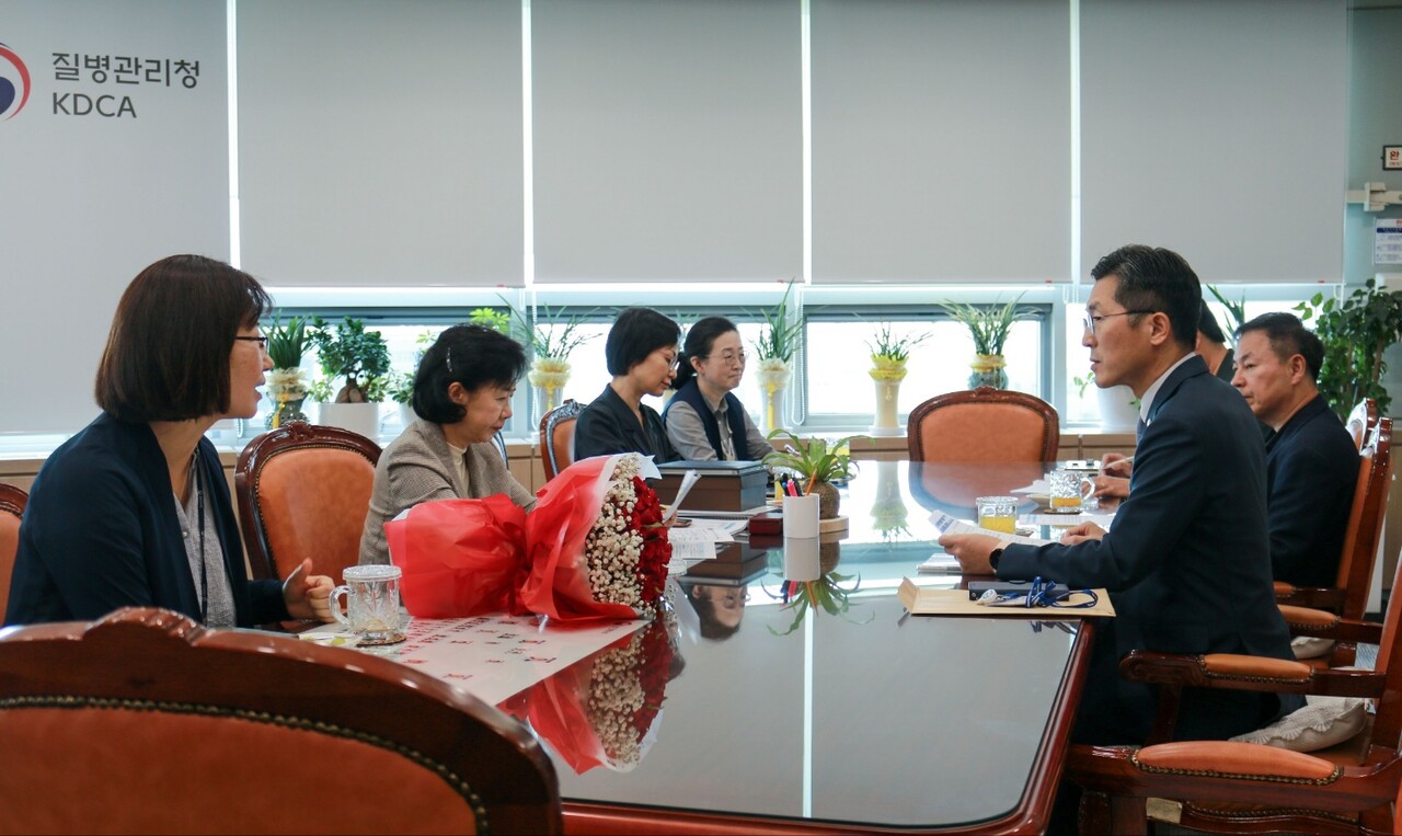 대한의사협회 이필수 회장(오른쪽)과 박진규 부회장은 3일 질병관리청 지영미 청장, 조은희 감염병정책국장, 임숙영 중앙방역대책본부 상황총괄단장, 임을기 의료안전예방국장과 간담회를 가졌다(사진제공: 의협).