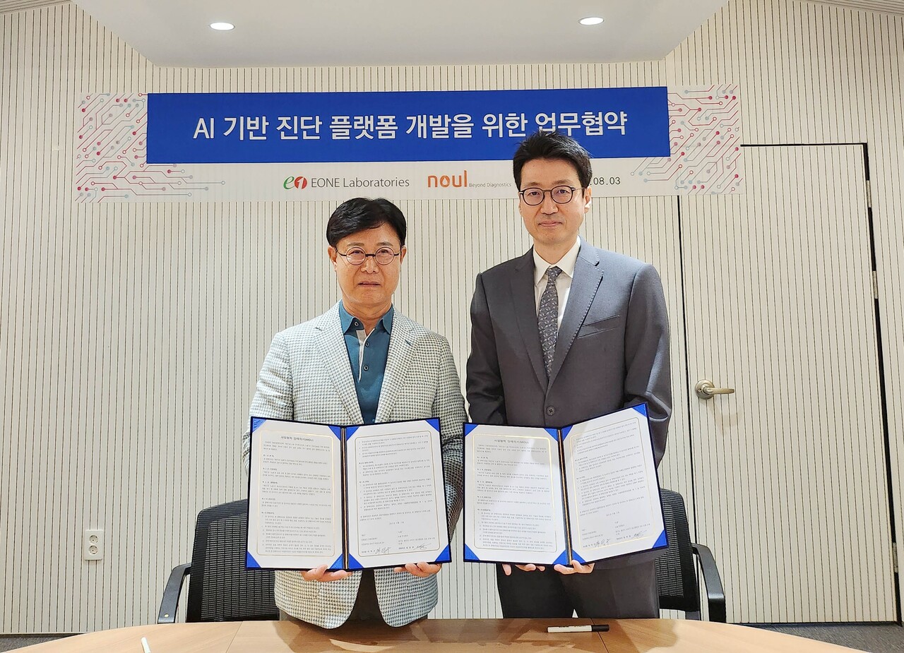노을-이원의료재단은 지난 3일 인공지능(AI) 기반 진단 플랫폼 개발을 위한 업무협약식을 진행했다. 이원의료재단 이덕구 이사장(왼쪽)과 노을 임찬양 대표(오른쪽). 