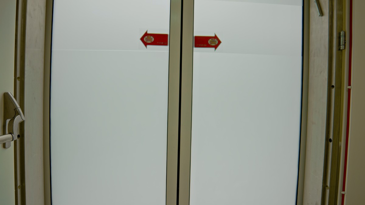 보건복지부가 ‘스크린도어 설치’ 조항이 포함된 간호간병통합서비스 고시안을 행정 예고하자 병원계가 황당해 하고 있다(사진 출처: 게티이미지).