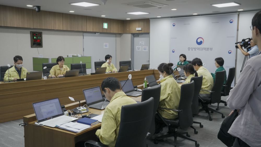 정부는 23일 질병관리청 지영미 청장 주재로 중앙사고수습본부 회의를 개최해 '코로나19 4급 감염병 전환 및 2단걔 조치 시행'을 결정했다(사진 제공 : 질병관리청).