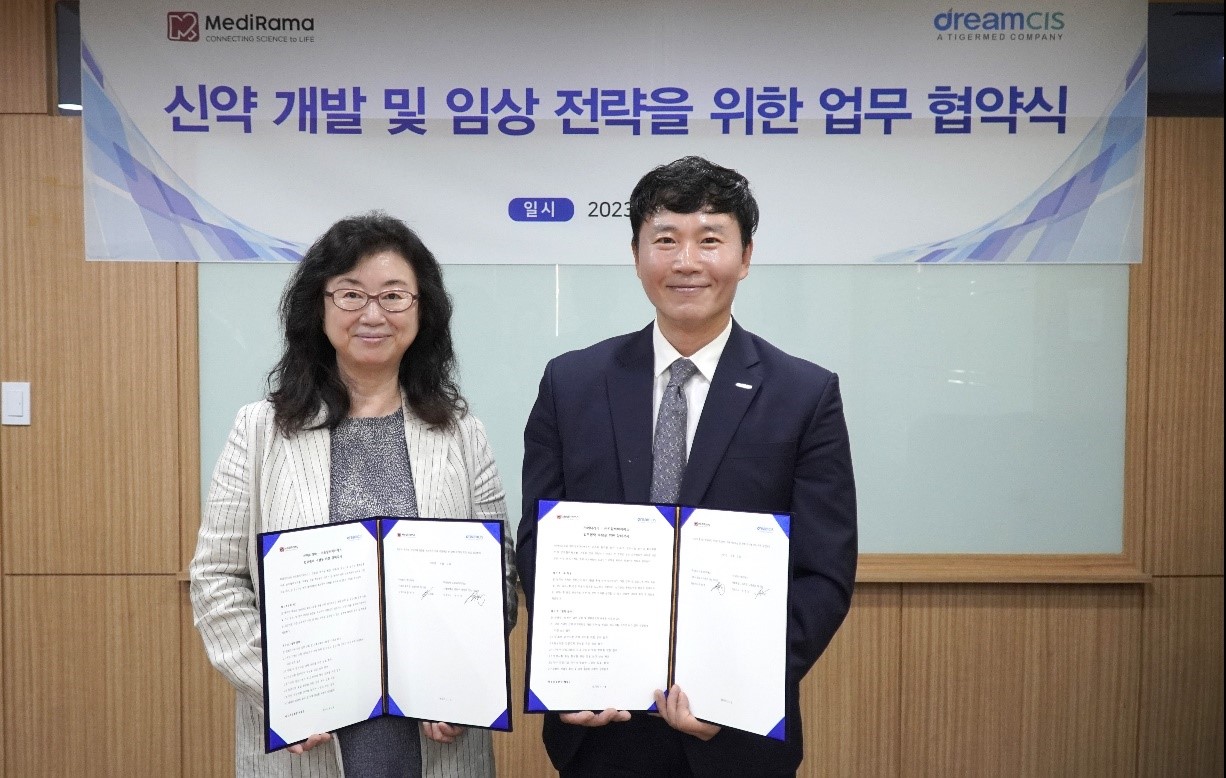 지난 5일 드림씨아이에스가 메디라마와 업무협약을 체결한 모습. (왼쪽부터) 메디라마 문한림 대표, 드림씨아이에스 유정희 대표.
