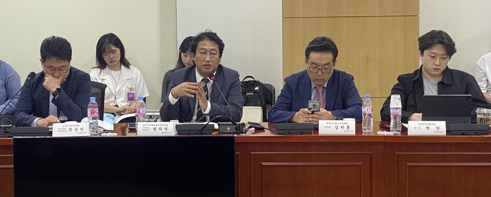 필수의료 분야 학회 관계자들은 이날 토론회에서 정부의 필수의료 지원대책이 현장에서 체감되지 않는다고 지적했다.(왼쪽부터) 대한신경외과학회 필수의료육성위원회 권순찬 위원장, 대한흉부심장혈관외과 기획홍보위원회 정의석 위원장, 대한소아청소년과학회 김지홍 이사장, 대한전공의협의회 박단 회장.