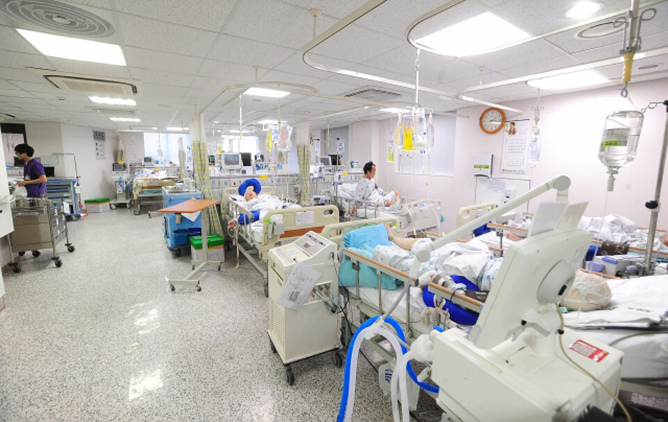 상급종합병원이나 종합병원 중환자실 대부분이 환자 여러명이 입원해 있는 다인실 구조다(ⓒ청년의사).