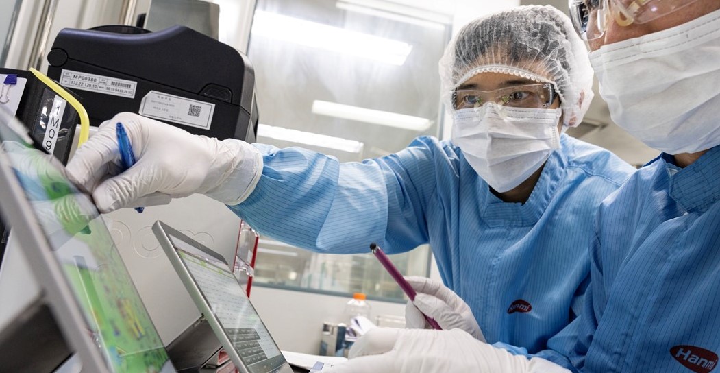 한미약품 바이오 분야 연구원들이 제조 공정에 관한 데이터를 확인하며 연구 활동을 펼치고 있다.