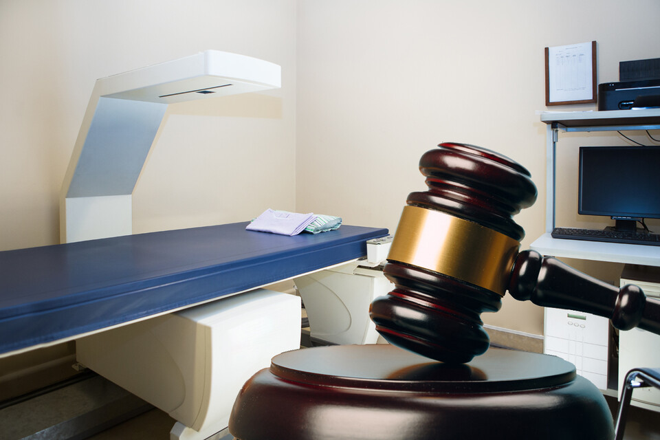 수원지방법원은 대법원 전원합의체 판단 기준에 따라 엑스레이 골밀도 측정기를 사용한 한의사에게 무죄를 선고했다.