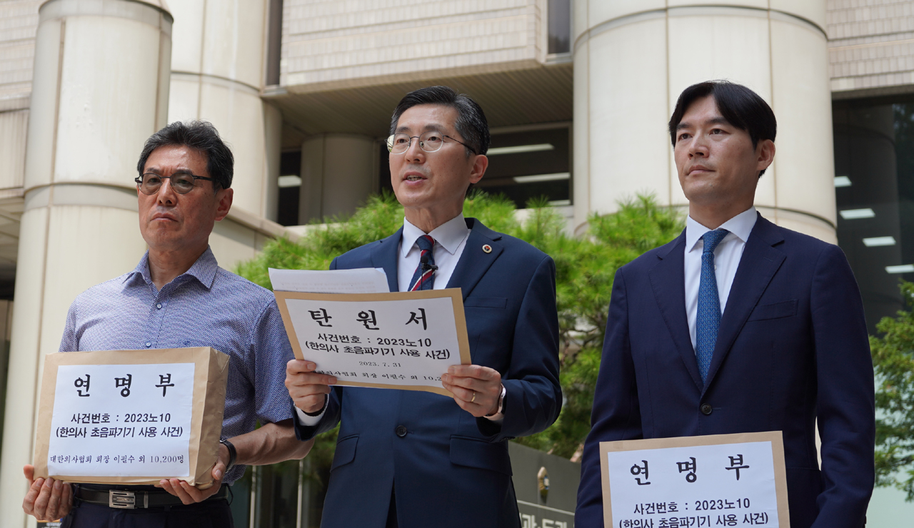 한의사 진단용 의료기기 사용을 허용한 판결이 이어지면서 대한의사협회가 새로운 출구 전략을 짜야 한다는 의견이 나왔다. 사진은 지난달 파기환송심을 앞두고 탄원서 제출로 법원을 찾은 의협 이필수 회장(사진제공: 의협).