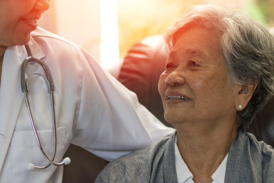 우리나라 65세 이상 노인 진료비가 44조원을 돌파했다. 1인당 노인 진료비는 전체 인구 1인당 연평균 진료비의 2.5배를 넘었다(사진출처: 게티이미지). 