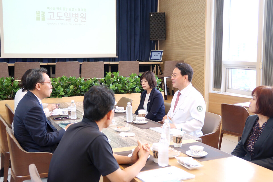보건복지부 박민수 제2차관이 수술실 CCTV 설치 현황 점검을 위해 고도일병원을 방문했다(사진제공: 서울시병원회). 