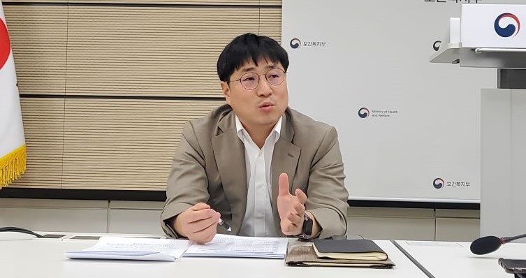 보건복지부 보험급여과 정성훈 과장은 전문기자협의회와 만나 제3차 상대가치점수 개편에 대해 설명하며 재정 이동 외 건강보험재정에서 986억원이 순증 투입된다고 강조했다.