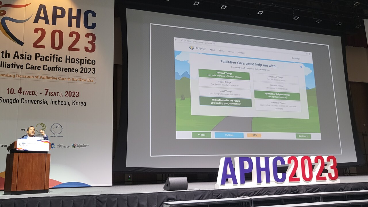 듀크의대 종양학과 아리프 카말(Arif Kamal) 교수가 자신이 직접 개발한 'PC for me'에 대해 설명하고 있다(ⓒ청년의사).