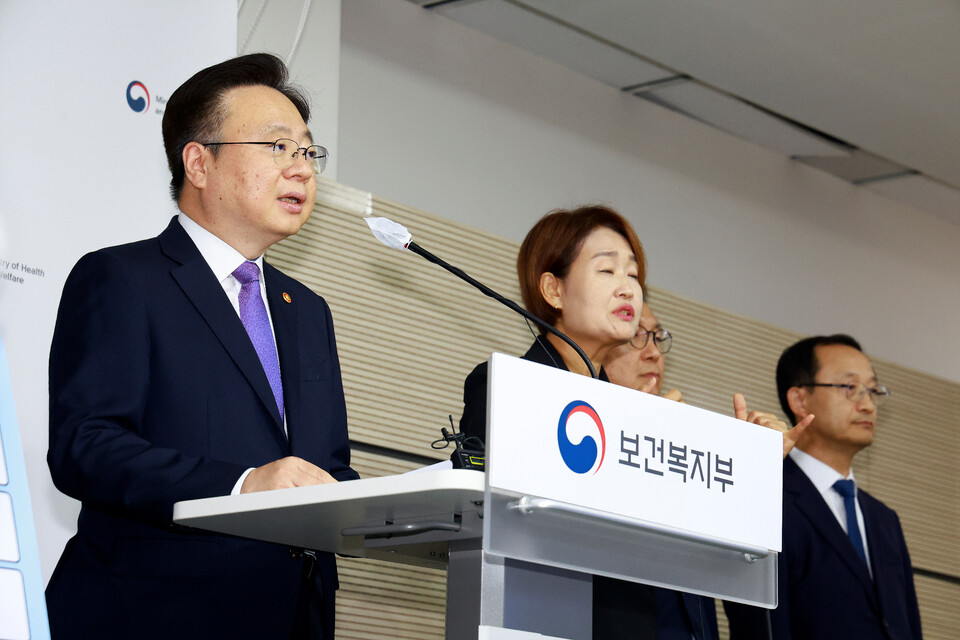 보건복지부 조규홍 장관(사진 좌) 19일 오후 '필수의료 혁신전략 관련 브리핑'을 통해 의과대학 정원 확대와 관련해 향후 의료계와 적극 협의하겠다고 밝혔다(사진 제공 : 보건복지부).