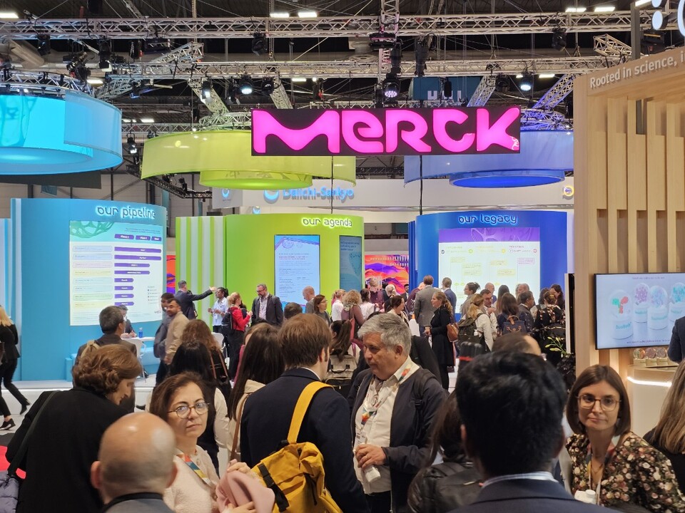 스페인 마드리드 이페마 컨벤션센터에서 열린 유럽암학회 연례학술대회(ESMO 2023) 첫 날 현장 모습(©청년의사).