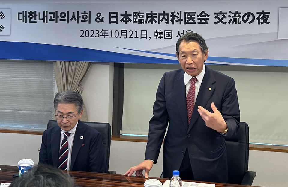 일본임상내과의사회 스가와라 마사히로 회장은 지난 21일 대한내과의사회와 간담회를 가졌으며 22일에는 추계학술대회에 참석해 한국 의사 형사처벌 사례를 듣고는 "황당하다"는 반응을 보였다(사진제공: 대한내과의사회).