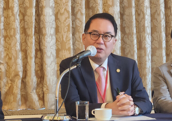 대한내과의사회 박근태 회장은 22일 중구 롯데호텔서울에서 기자간담회를 갖고 필수의료를 살리려면 의대 정원 확대가 아닌 의료인 법적 부담 완화부터 시행해야 한다고 강조했다(ⓒ청년의사).