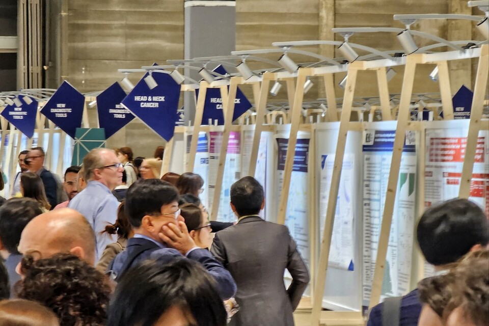 22일(현지시간) ESMO 2023 포스터 발표장에서 티움바이오 김훈택 대표가 발표 내용을 살펴보고 있다(©청년의사).