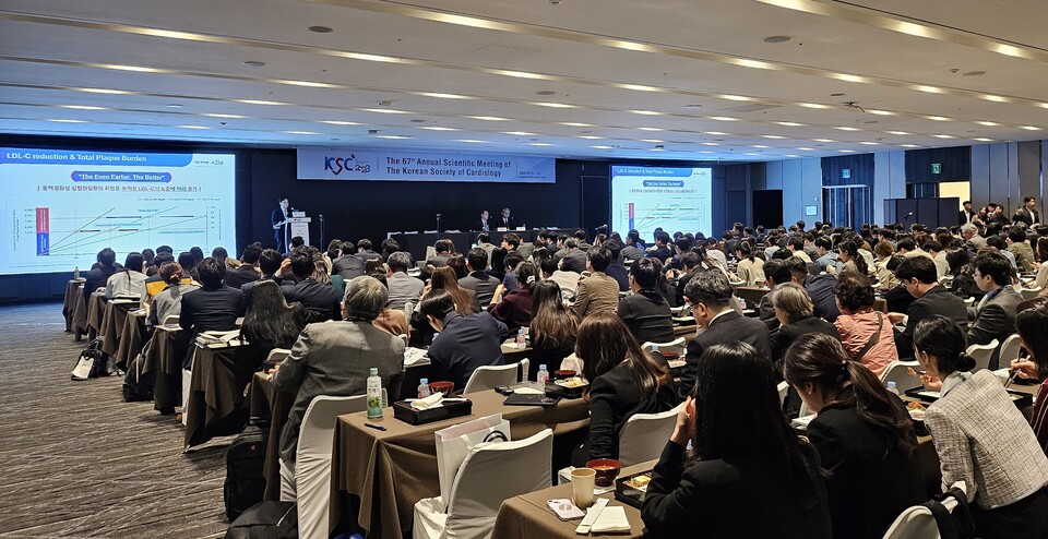 지난달 13일 열린 대한심장학회 추계학술대회 산학세션에서 고려대 의대 홍순준 교수가 ‘이상지질혈증 치료의 패러다임 전환’을 주제로 발표하고 있다. 
