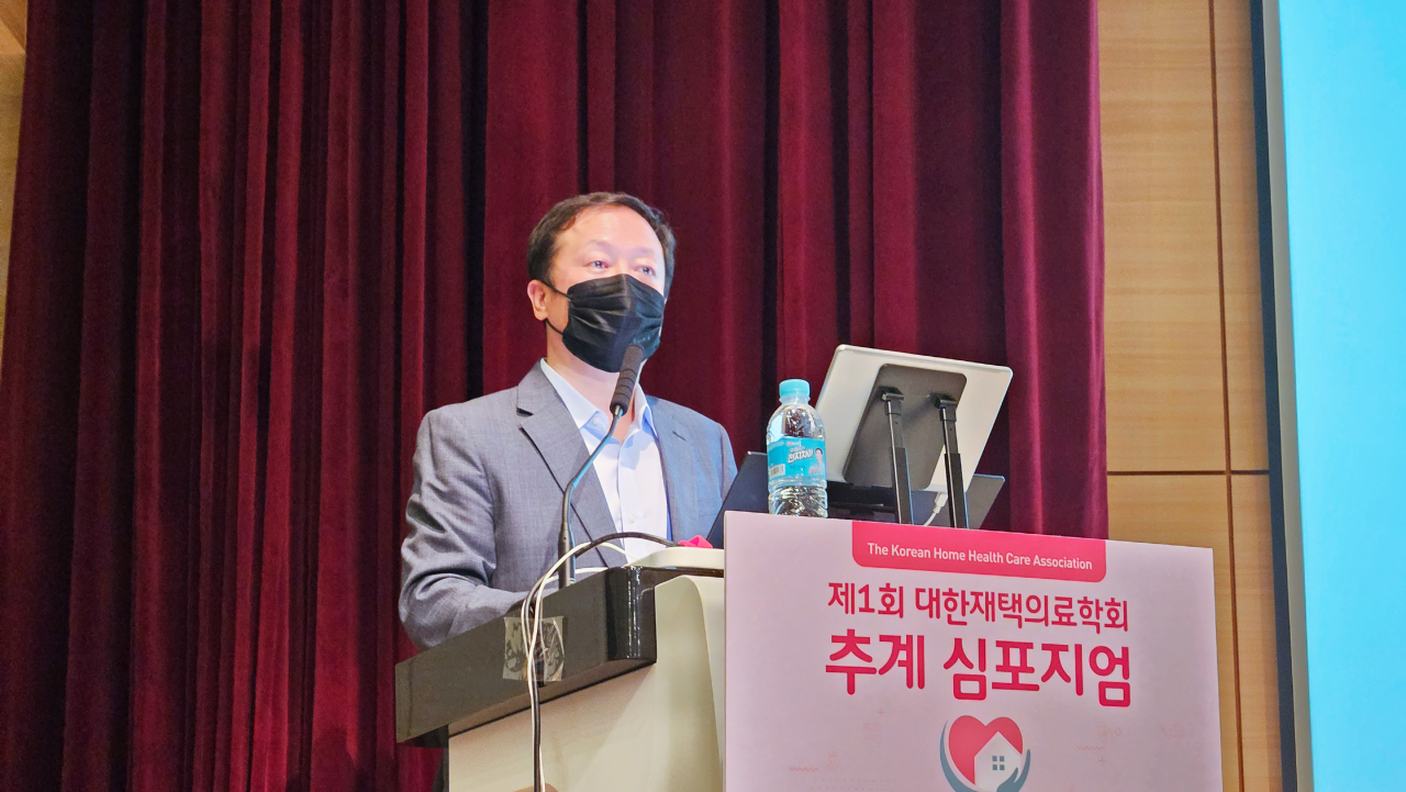 서울의대 권용진 교수는 일차 의료기관 중심 재택의료 제공 체계를 만들려면 법으로 지원 조직을 명시하고 겸업을 허용해야 한다고 지적했다(ⓒ청년의사).