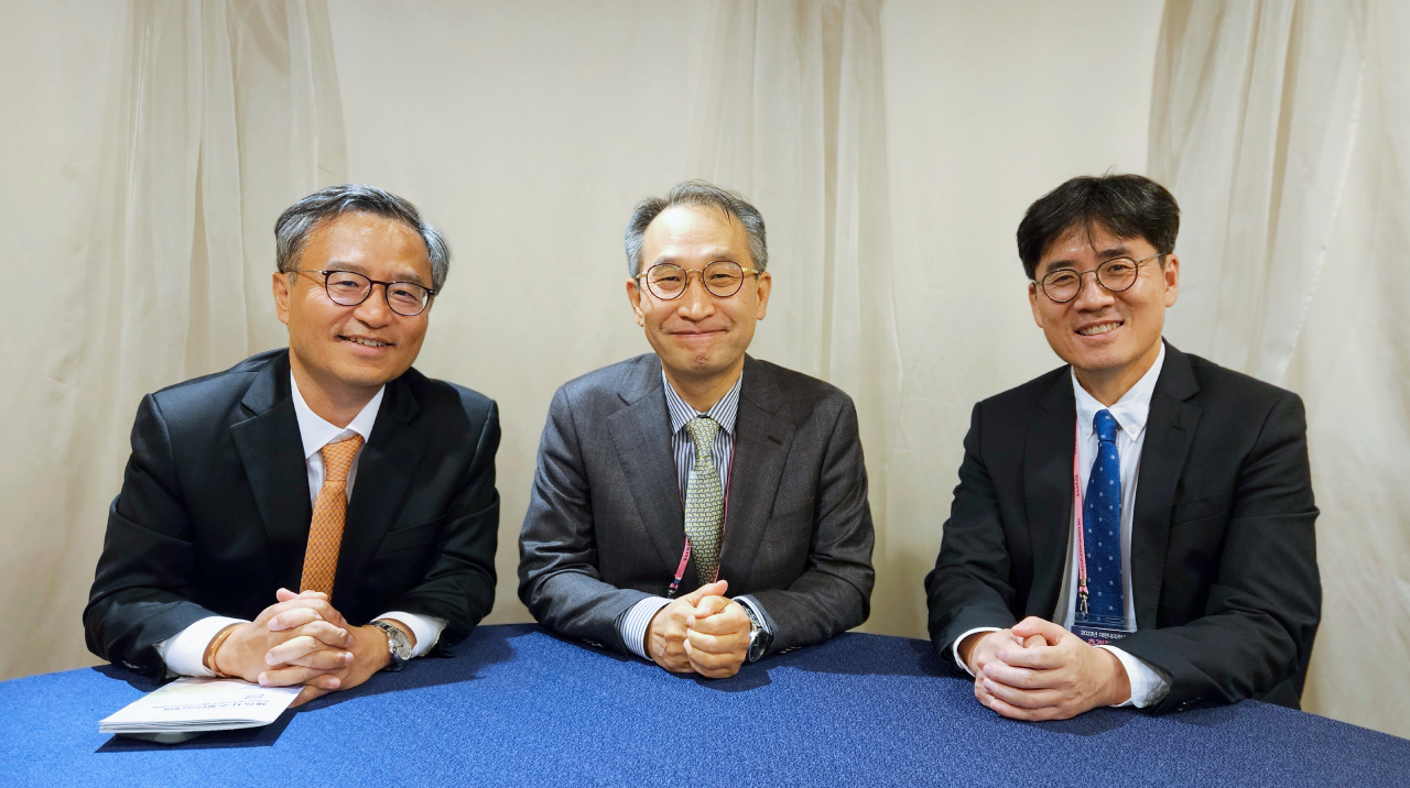 (왼쪽부터)대한내과학회 강석민 총무이사, 박중원 이사장, 김석진 홍보이사. 이들은 내과 위기를 필수의료 위기로 보고 근본적인 지원 대책을 마련해야 한다고 강조했다(ⓒ청년의사).