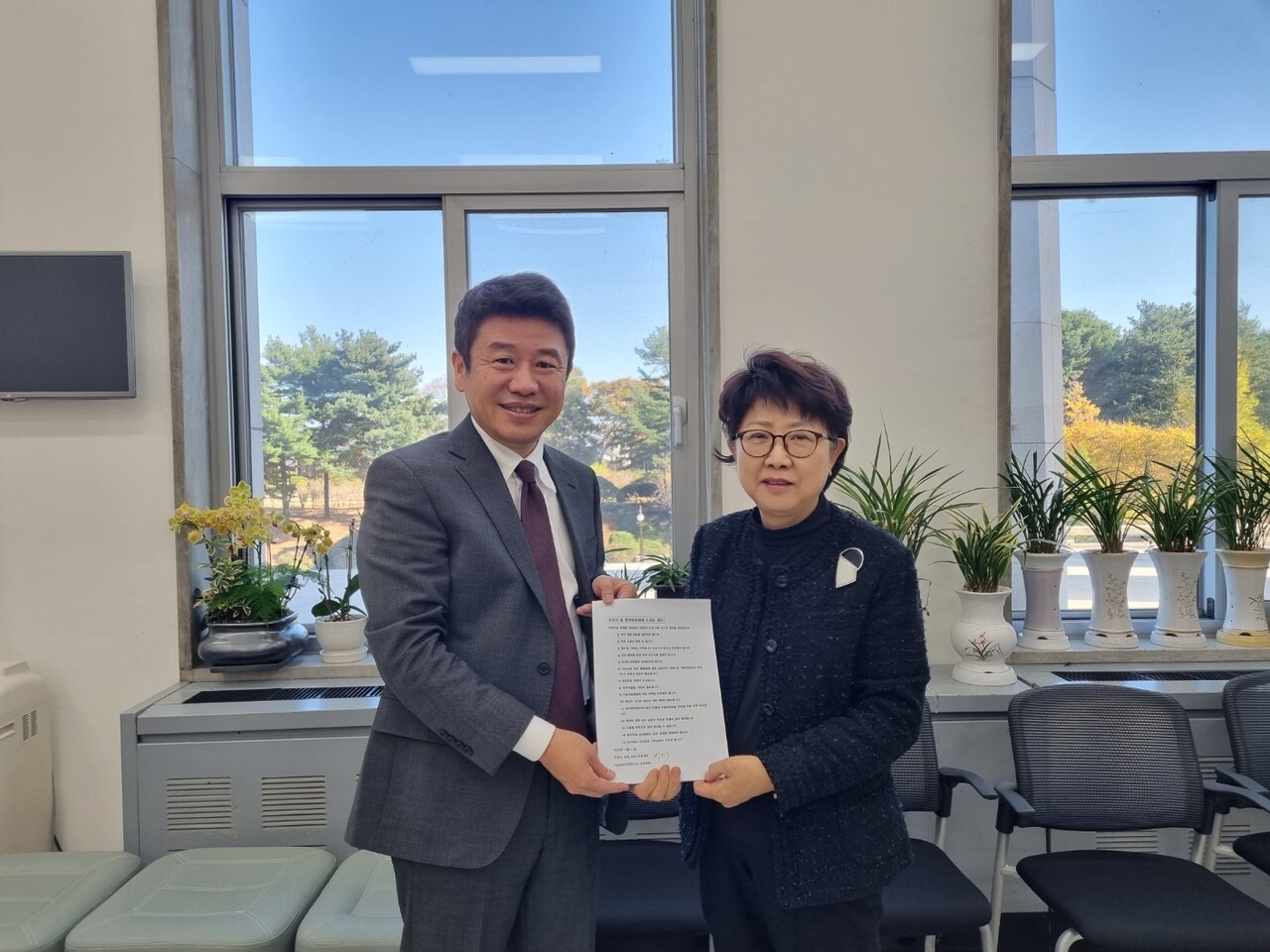 박인숙 전 의원은 지난 13일 국민의힘 정책위원회에 '15개 의료 대책'을 전달했다(사진 제공: 박인숙 전 의원 측).