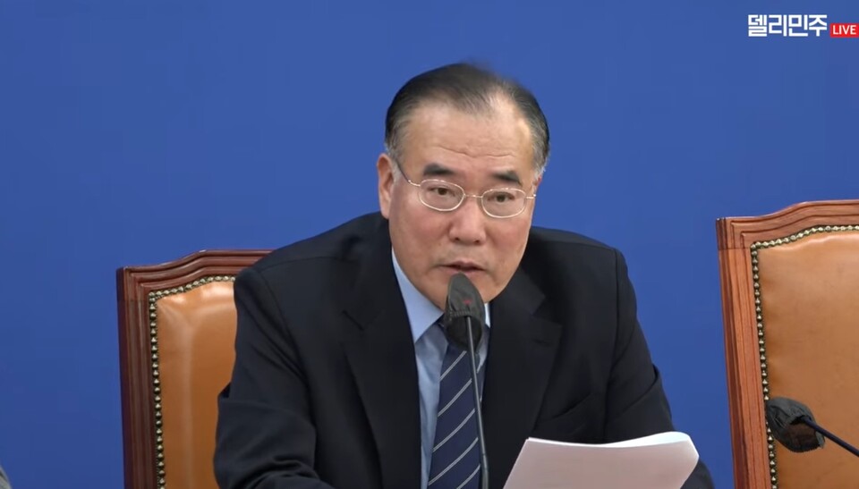 더불어민주당이 요양병원 기능 재정립 필요성을 강조하며 간병비 건강보험 적용을 추진하겠다고 밝혔다(사진출처: 더불어민주당 공식 유튜브 '델리민주').