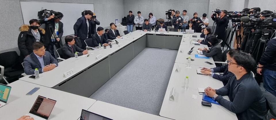 보건복지부와 대한의사협회는 15일 오후 비즈허즈 서울센터에서 제17차 의료현안협의체를 개최했다.