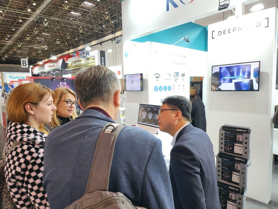 딥노이드 MEDICA 2023 홍보부스 모습. 