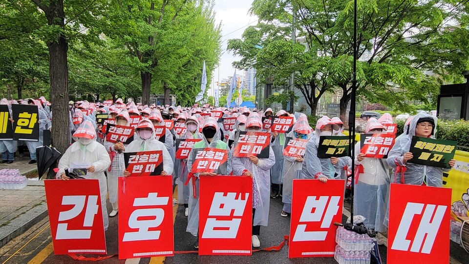 대한간호조무사협회가 더불어민주당이 새로 재발의하는 간호법안으로 간호조무사 학력 제한 문제를 해결할 수 없다고 주장했다(ⓒ청년의사).