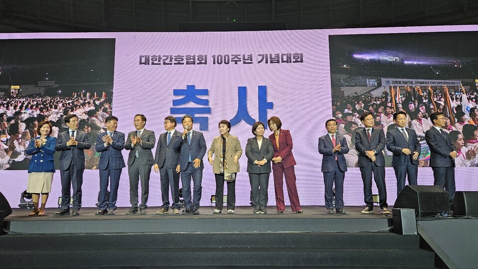 대한간호협회가 23일 장충체육관에서 개최한 100주년 기념대회에서는 여야 국회의원들이 총출동했다(ⓒ청년의사).