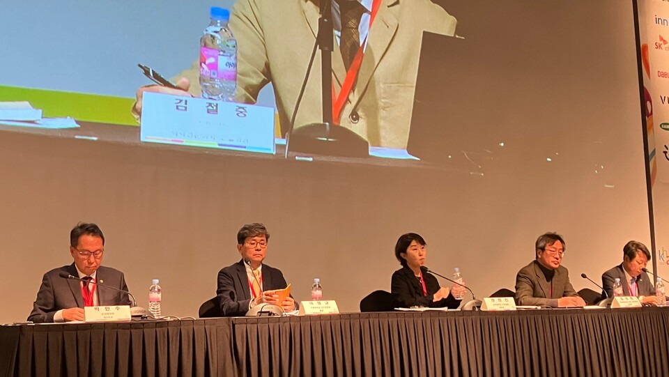 대한병원협회가 개최한 ‘The 14th Korea Healthcare Congress 2023’(KHC 2023)에서 ‘한국병원의 대위기, 이대로 주저 않을 것인가’를 주제로 열린 패널토론에 참석한 병원장들은 ‘인력난’으로 위기에 처한 병원 현실을 토로했다.