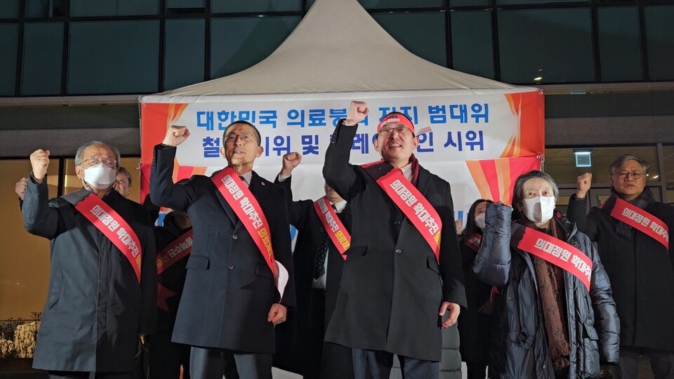 대한민국 의료붕괴 저지를 위한 범의료계 대책 특별위원회(범대위)’는 6일 대한의사협회 회관 앞에서 기자회견을 열고 의과대학 정원 확대를 저지하기 위한 본격적인 투쟁을 전개하겠다고 밝혔다(ⓒ청년의사).