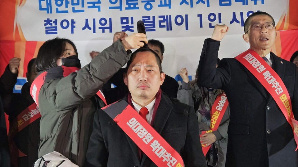 범대위 투쟁분과위원장인 최대집 전 회장은 삭발식을 진행한 후 성명을 발표하며 의사들에게 투쟁에 동참해달라고 호소했다(ⓒ청년의사).