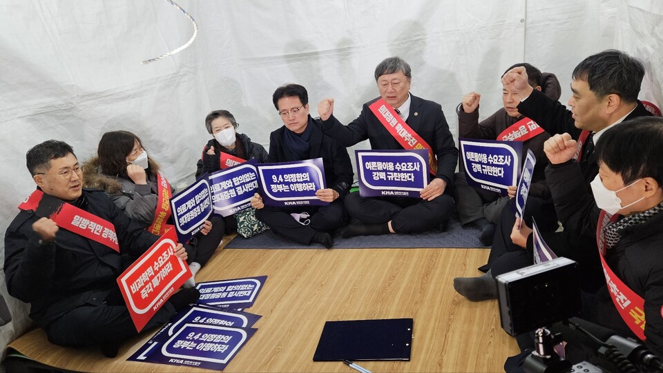 기자회견 이후 범대위원들은 천막 농성에서 구호를 외치며 철야 농성을 시작했다(ⓒ청년의사),