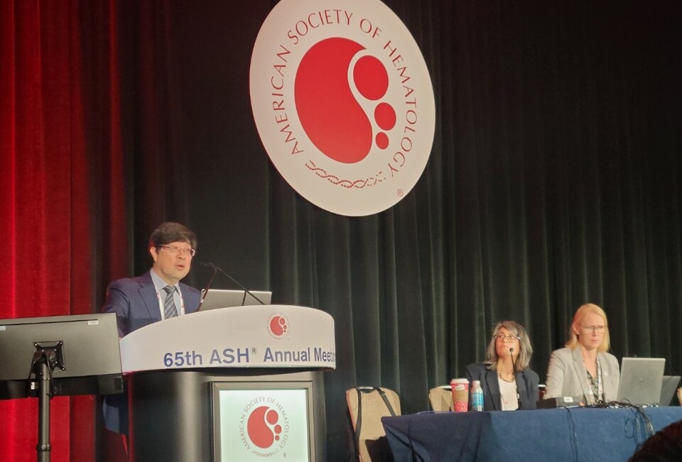 삼성서울병원 혈액종양내과 김원석 교수가 지난 10일(현지시간) 미국 샌디에이고에서 개최된 미국혈액학회 연례학술대회(ASH 2023)에서 EPCORE NHL-5 연구 결과를 발표하고 있다.